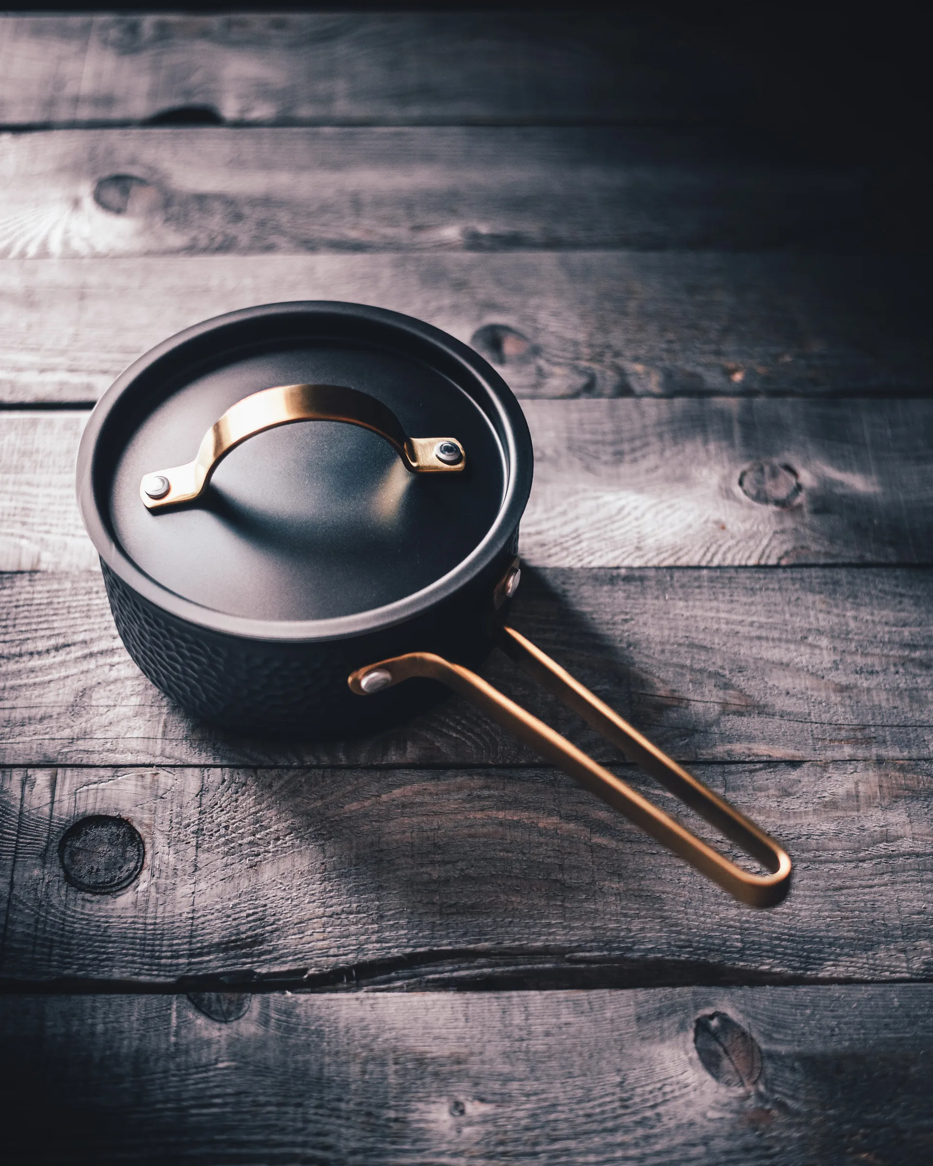 Czarny, młotkowany rondel z pokrywką Arvet, Viggo, 1 L Vargen & Thor