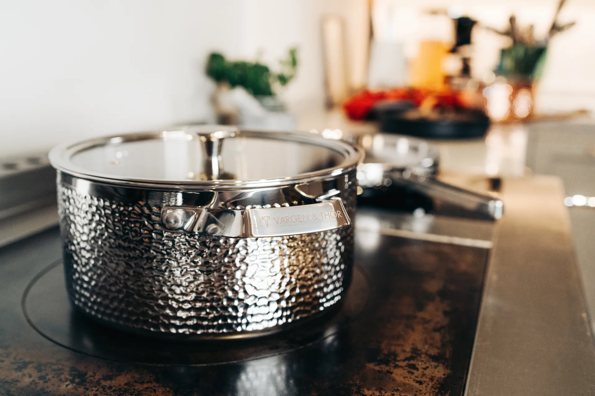 Garnek chromowany młotkowany z pokrywką, Pixel, 4 L Vargen & Thor