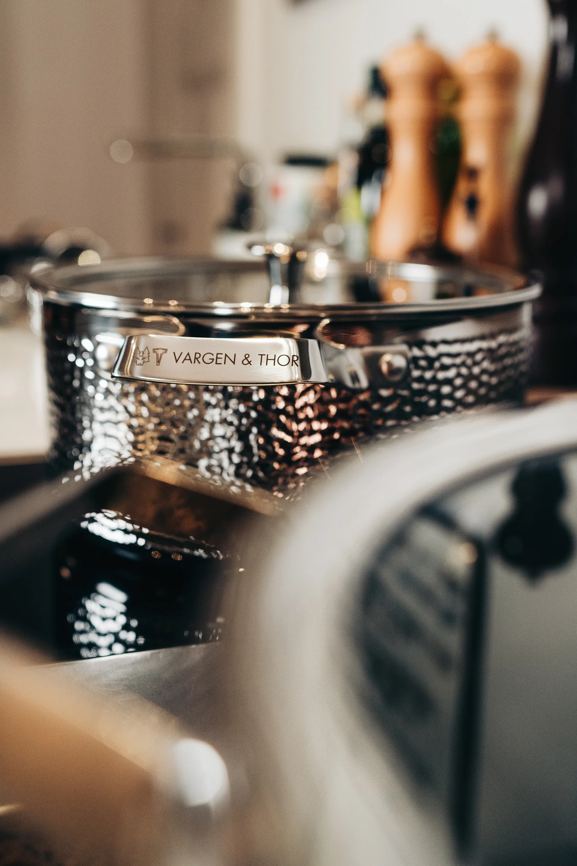 Garnek chromowany młotkowany z pokrywką, Pixel, 4 L Vargen & Thor