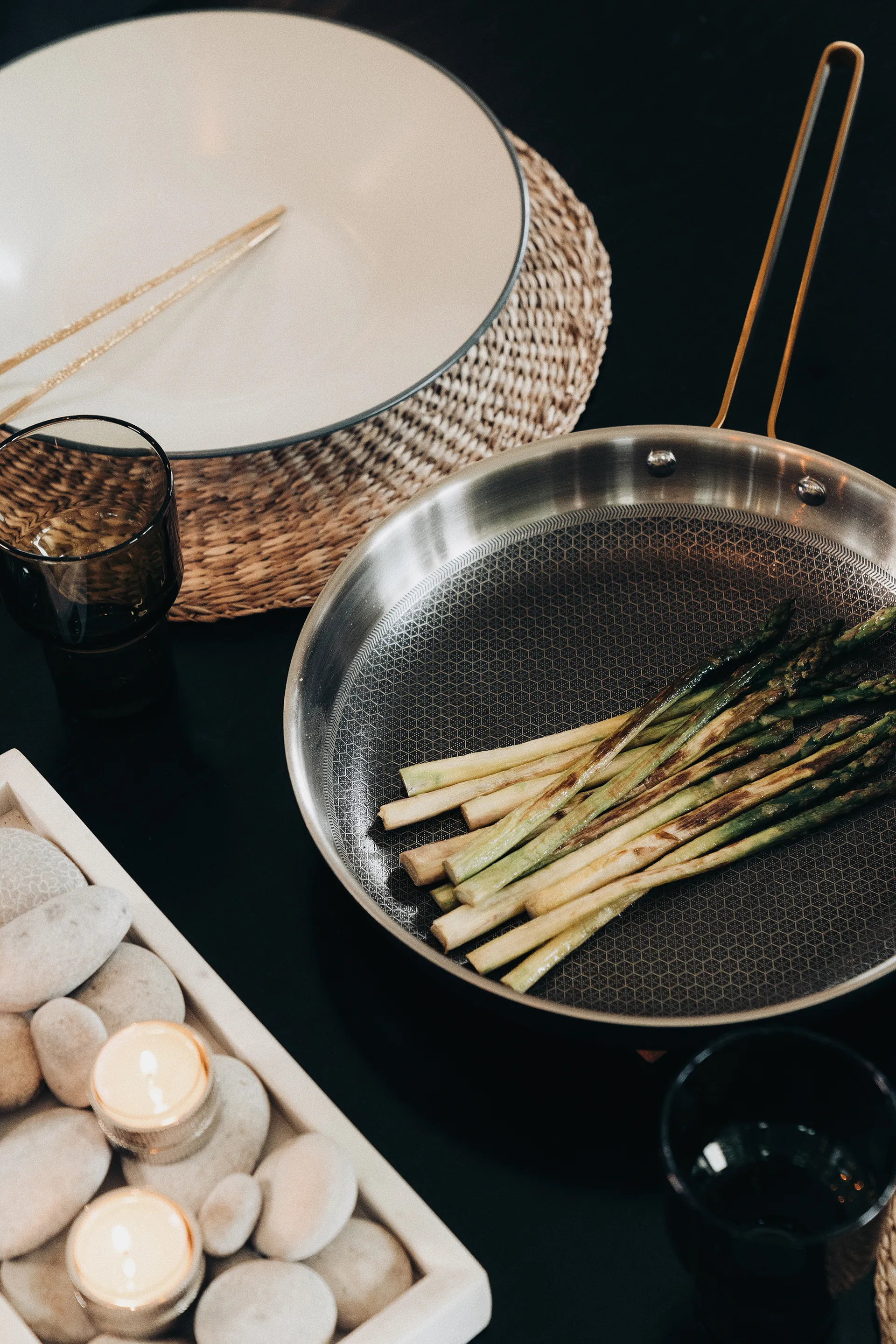 Młotkowana czarna patelnia Arvet, Model Xb, Ø28 cm Vargen & Thor