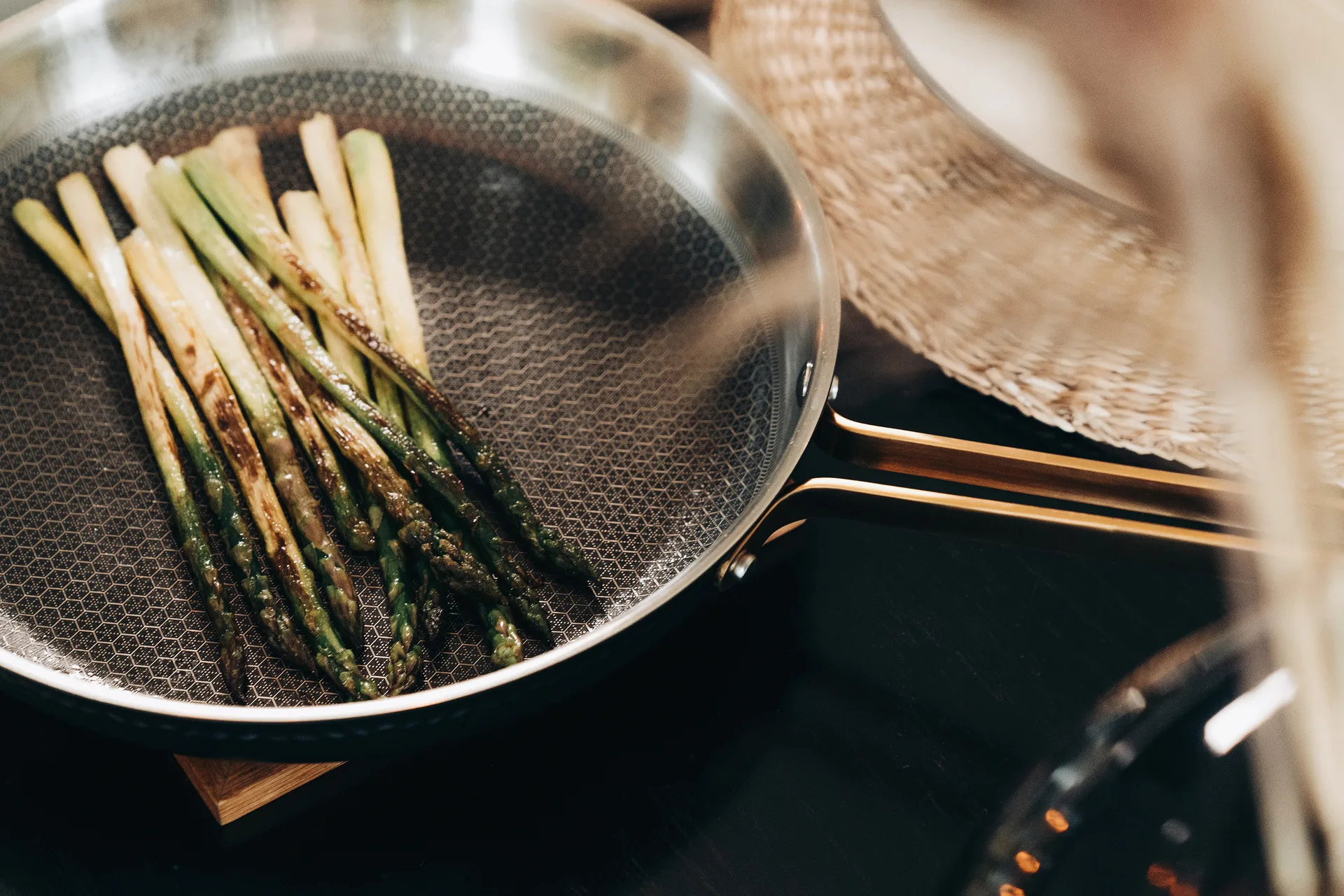 Młotkowana czarna patelnia Arvet, Model Xb, Ø28 cm Vargen & Thor