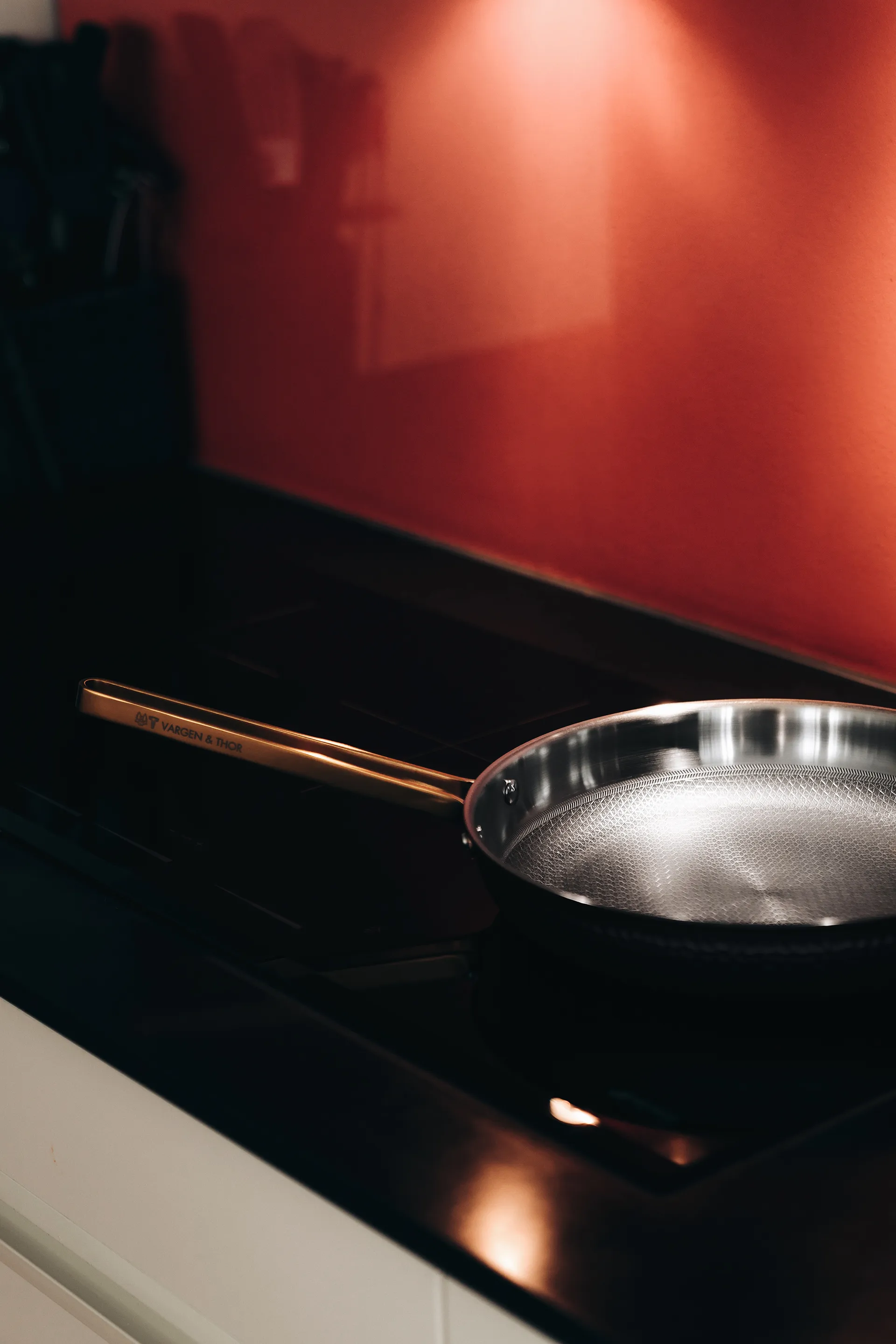 Młotkowana czarna patelnia Arvet, Model Xb, Ø28 cm Vargen & Thor