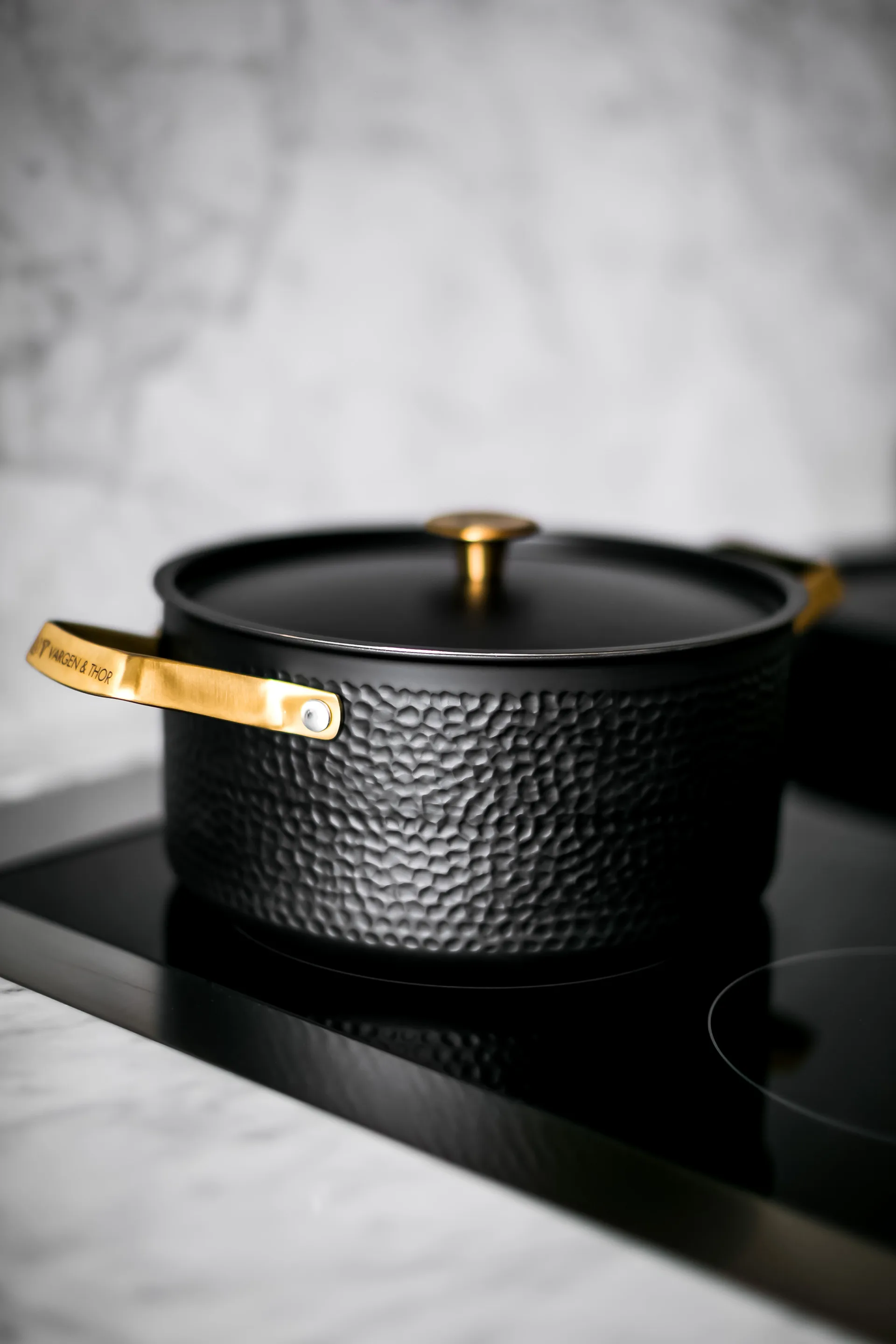 Młotkowany czarny garnek z pokrywą Arvet, Mio, 4 L Vargen & Thor
