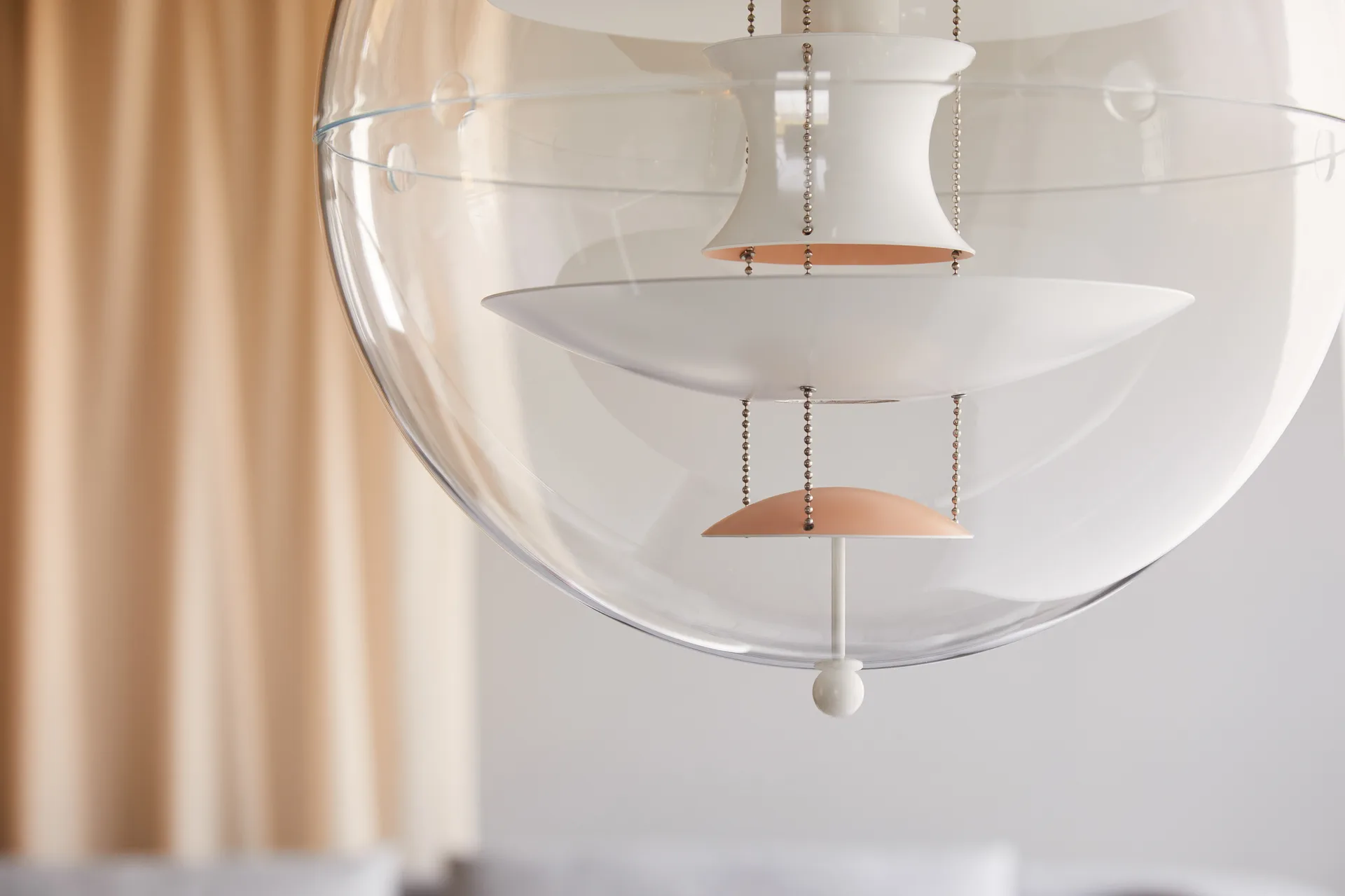 Lampa sufitowa VP Globe Warm Peach, Ø40 cm Verpan