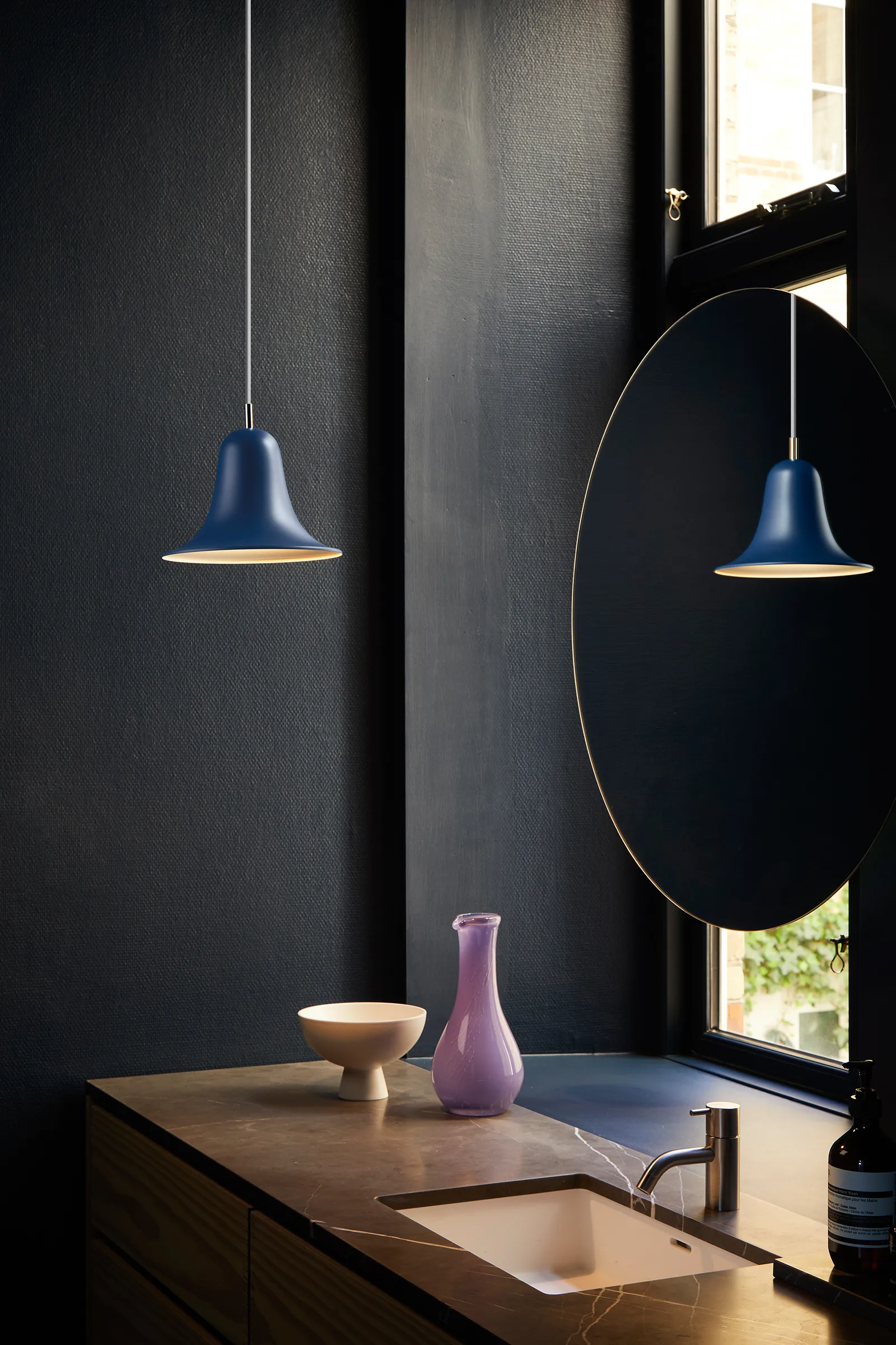 Lampa wisząca Pantop Ø23 cm, Matt classic blue Verpan