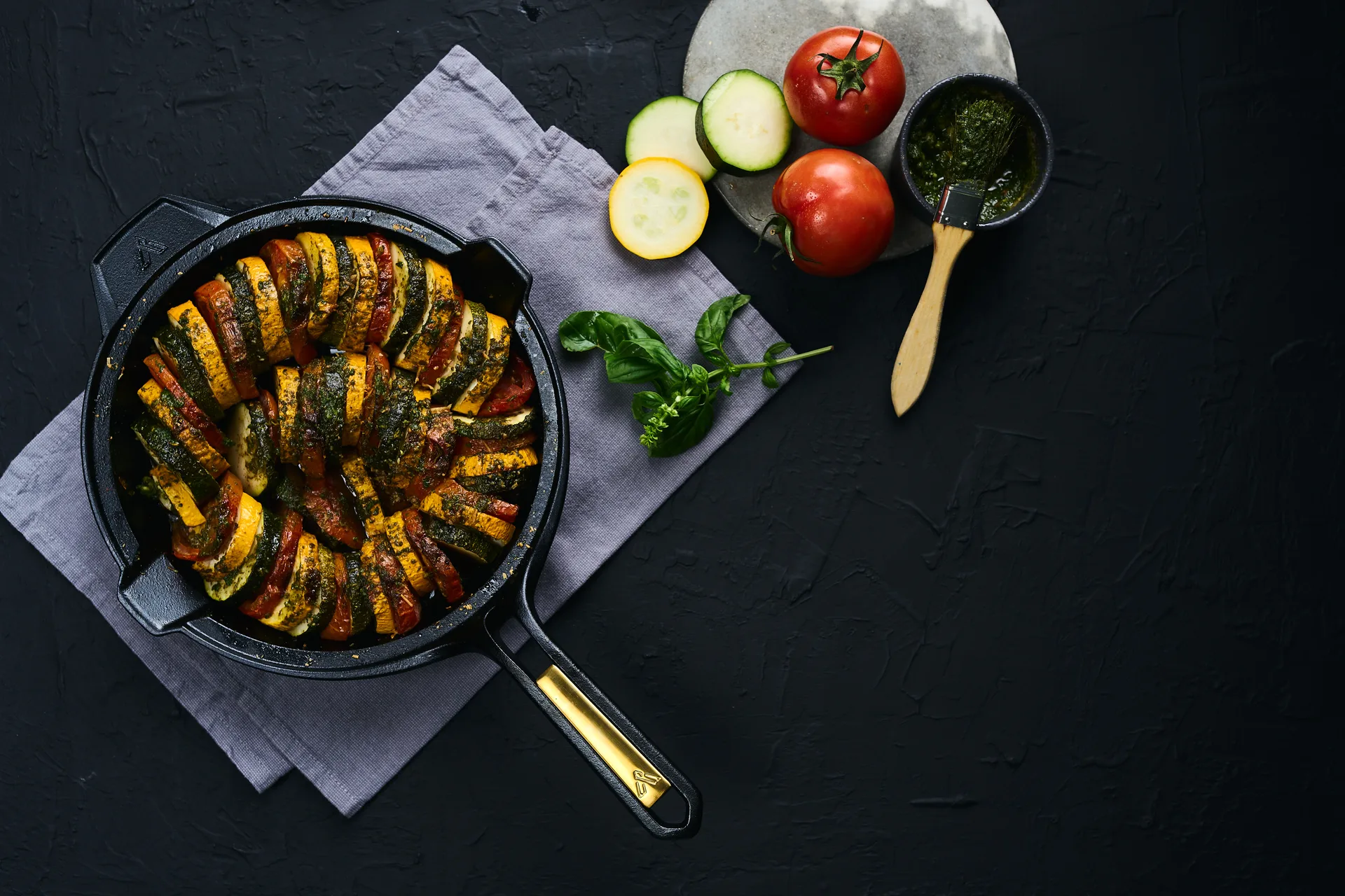 Patelnia Signature z polerowanego żeliwa 25 cm, Czarna Victoria