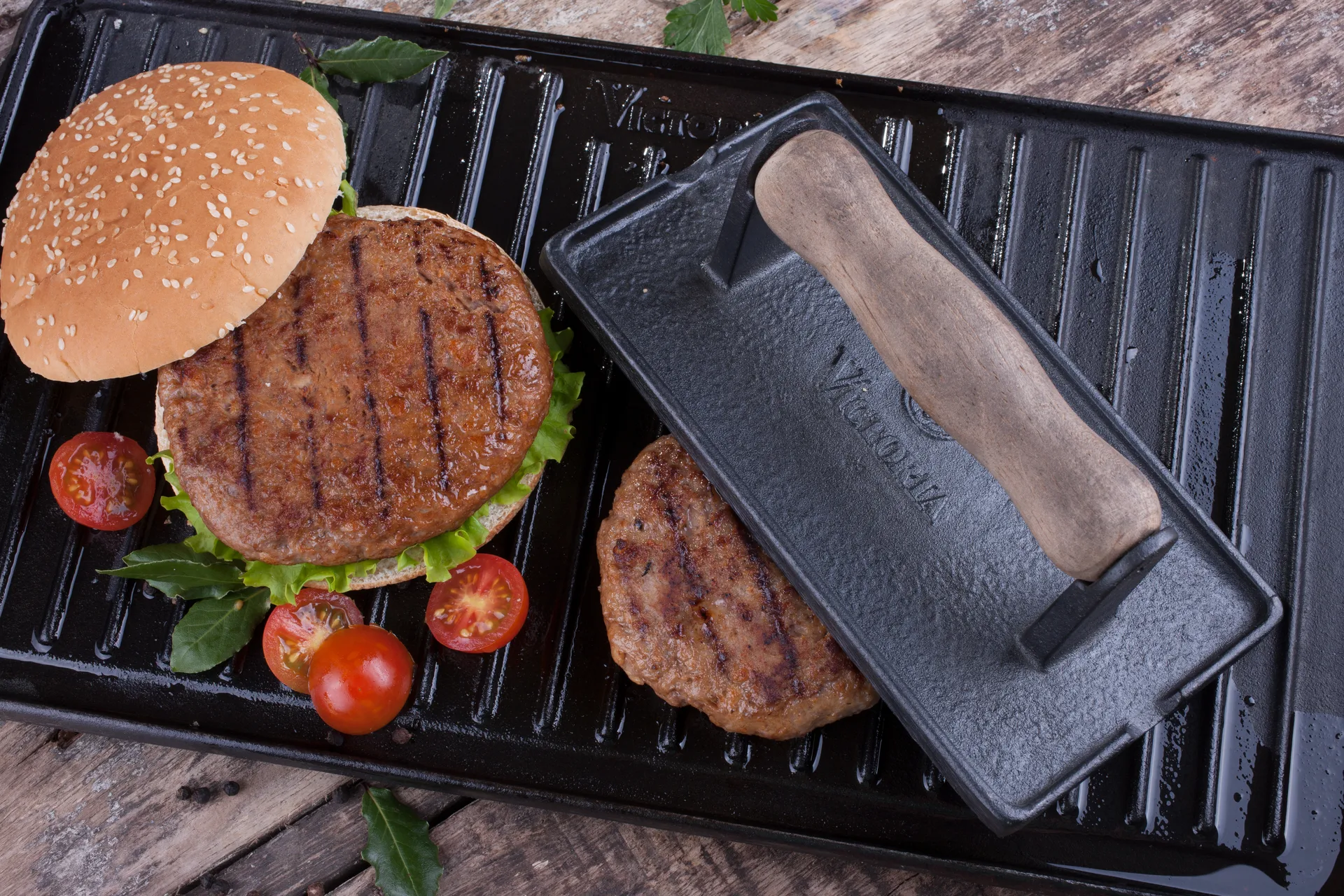 Prasa grillowa żeliwna z drewnianą rączką, 21x11 cm Victoria