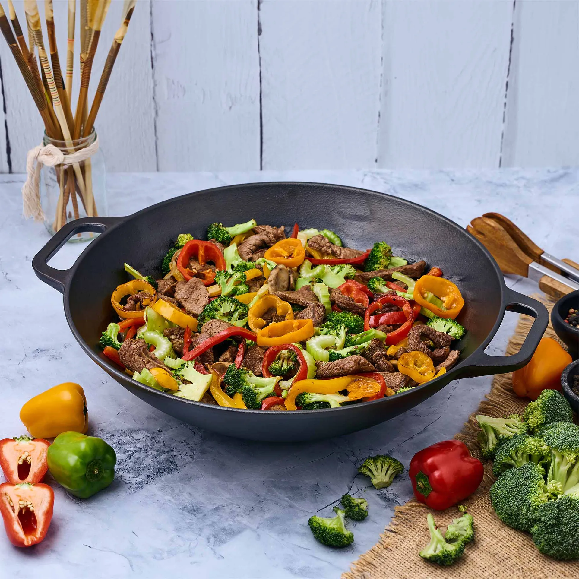 Wok żeliwny 36 cm, Czarny Victoria