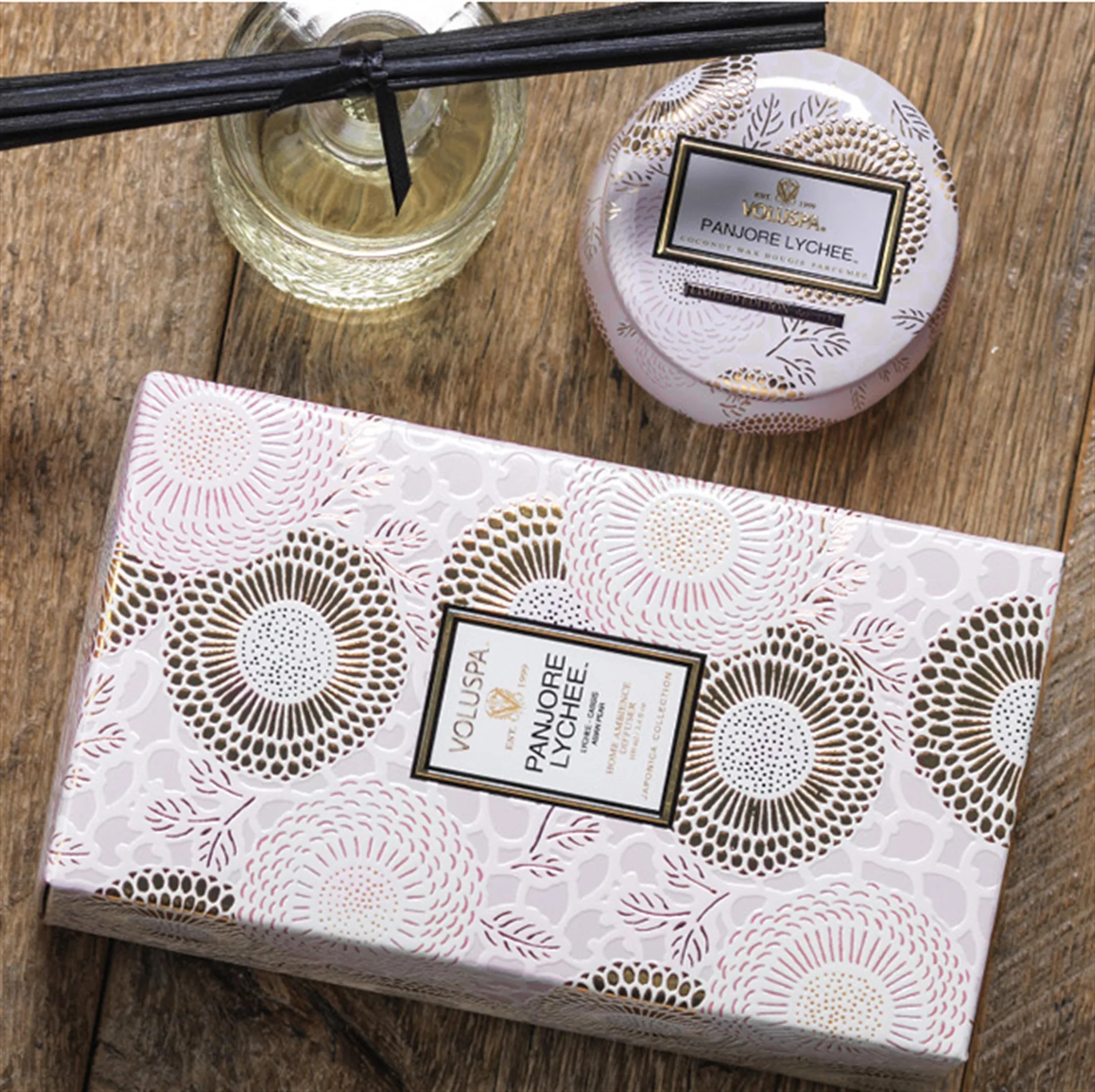 Dekoracyjna świeca blaszana 25 godz., Panjore Lychee Voluspa