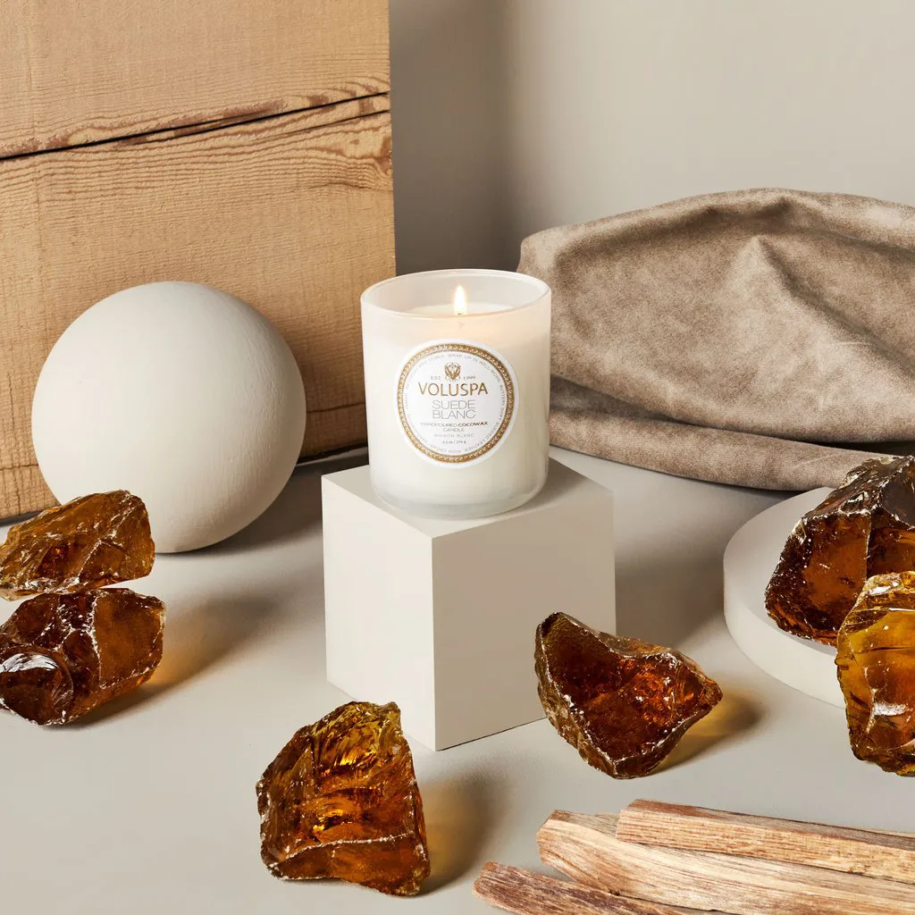 Klasyczna świeca zapachowa Maison Blanc 60 godz., Biały zamsz Voluspa