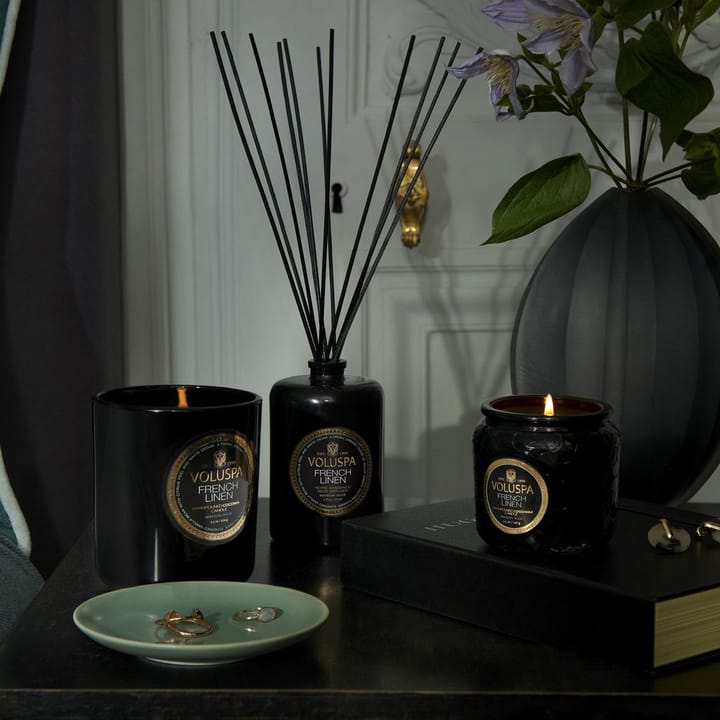 Klasyczna świeca zapachowa Maison Noir 60 godz. - French Linen - Voluspa
