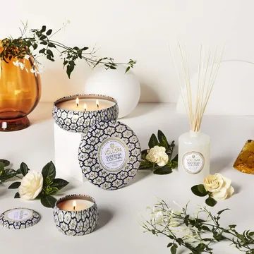Maison Blanc Mini Tin świeca zapachowa 25 godz. - Gardenia Colonia - Voluspa