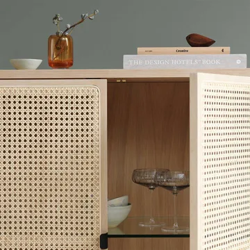 Be My Guest stolik boczny - rotang, dąb olejowany na biało, podstawa ze stali czarnej - Warm Nordic