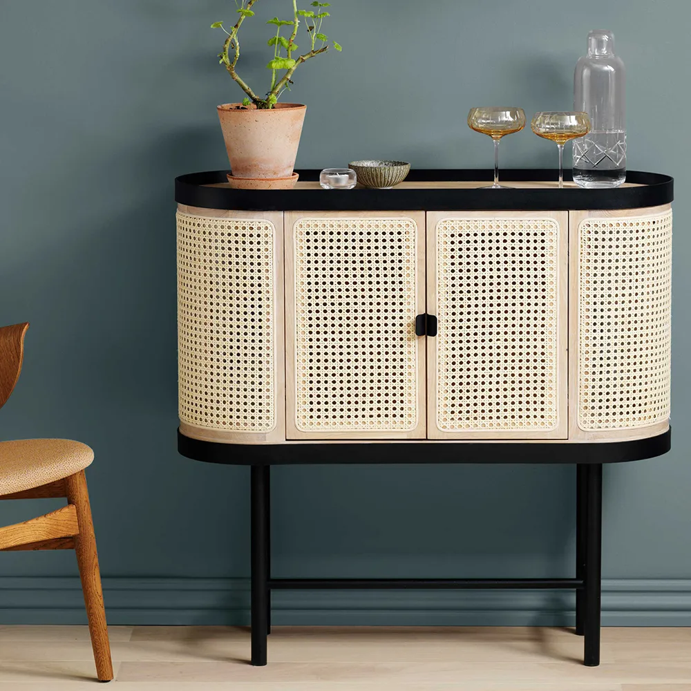 Be My Guest szafka barowa, rotang, dąb olejowany na biało, podstawa ze stali czarnej Warm Nordic