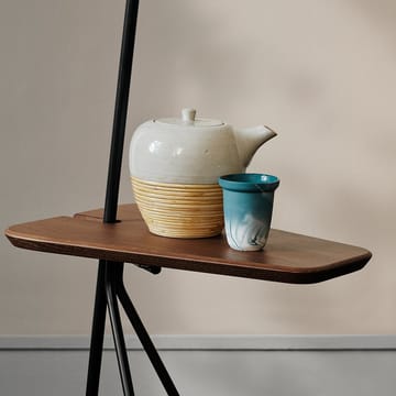 Cone lampa podłogowa - warm white, stół z drewna tekowego, mosiężne detale - Warm Nordic