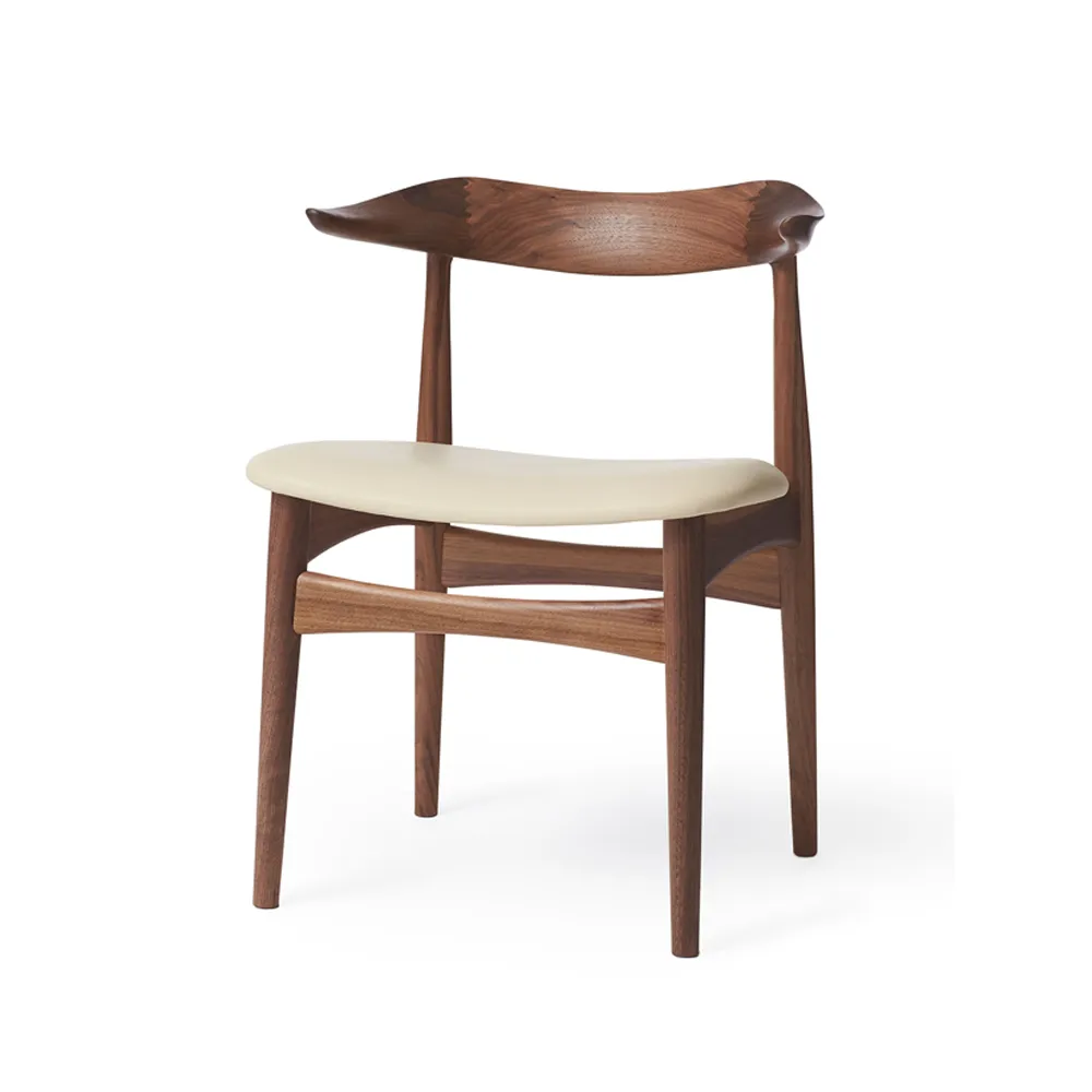 Cow Horn krzesło, skóra ivoryj, podstawa z orzecha włoskiego Warm Nordic