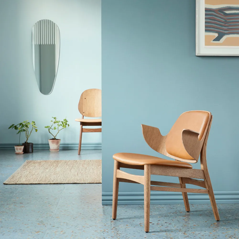 Gesture fotel, Skóra silk 250 cognac, stojak z dębu olejowanego Warm Nordic