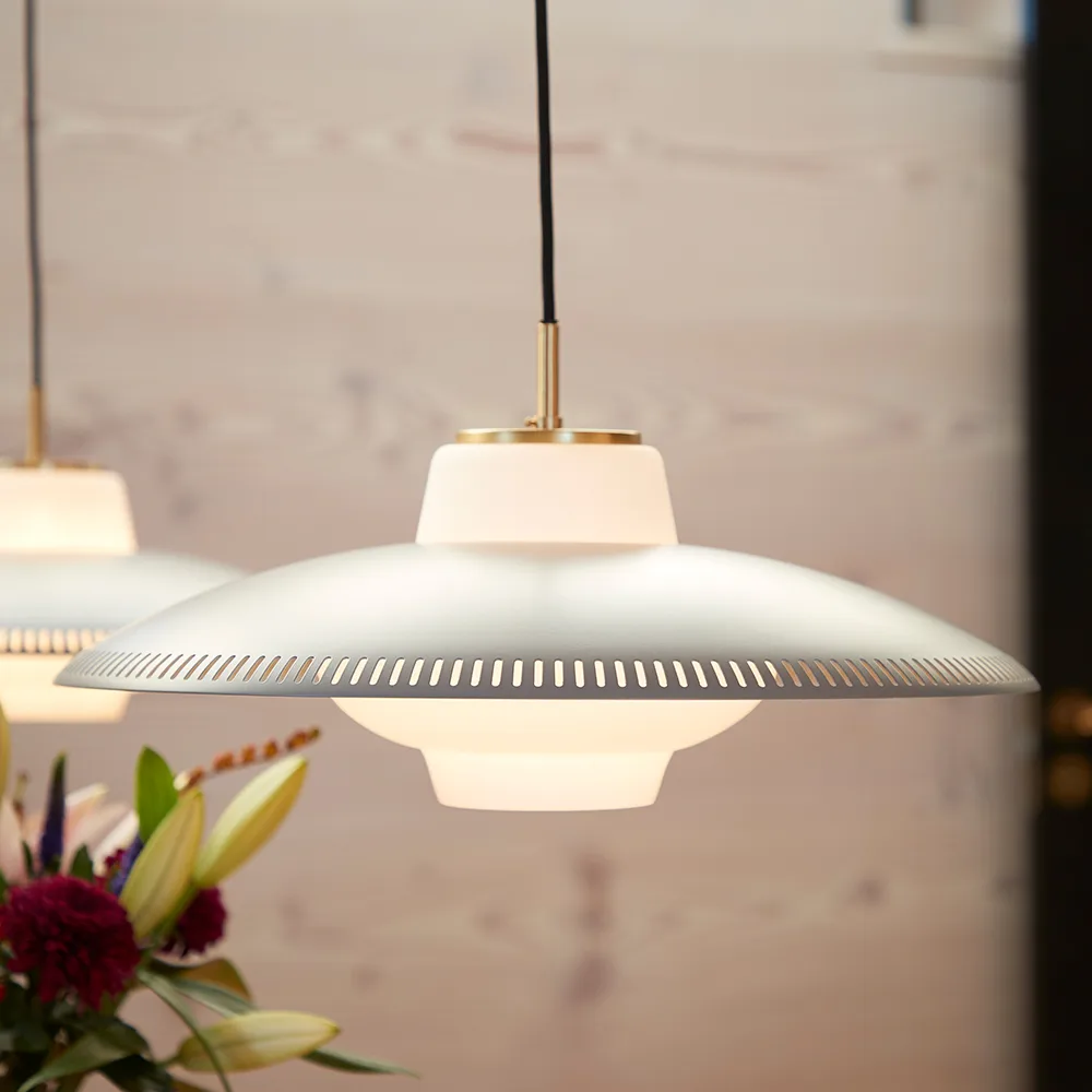 Opal Shade lampa wisząca, black noir, opal piaskowany Warm Nordic