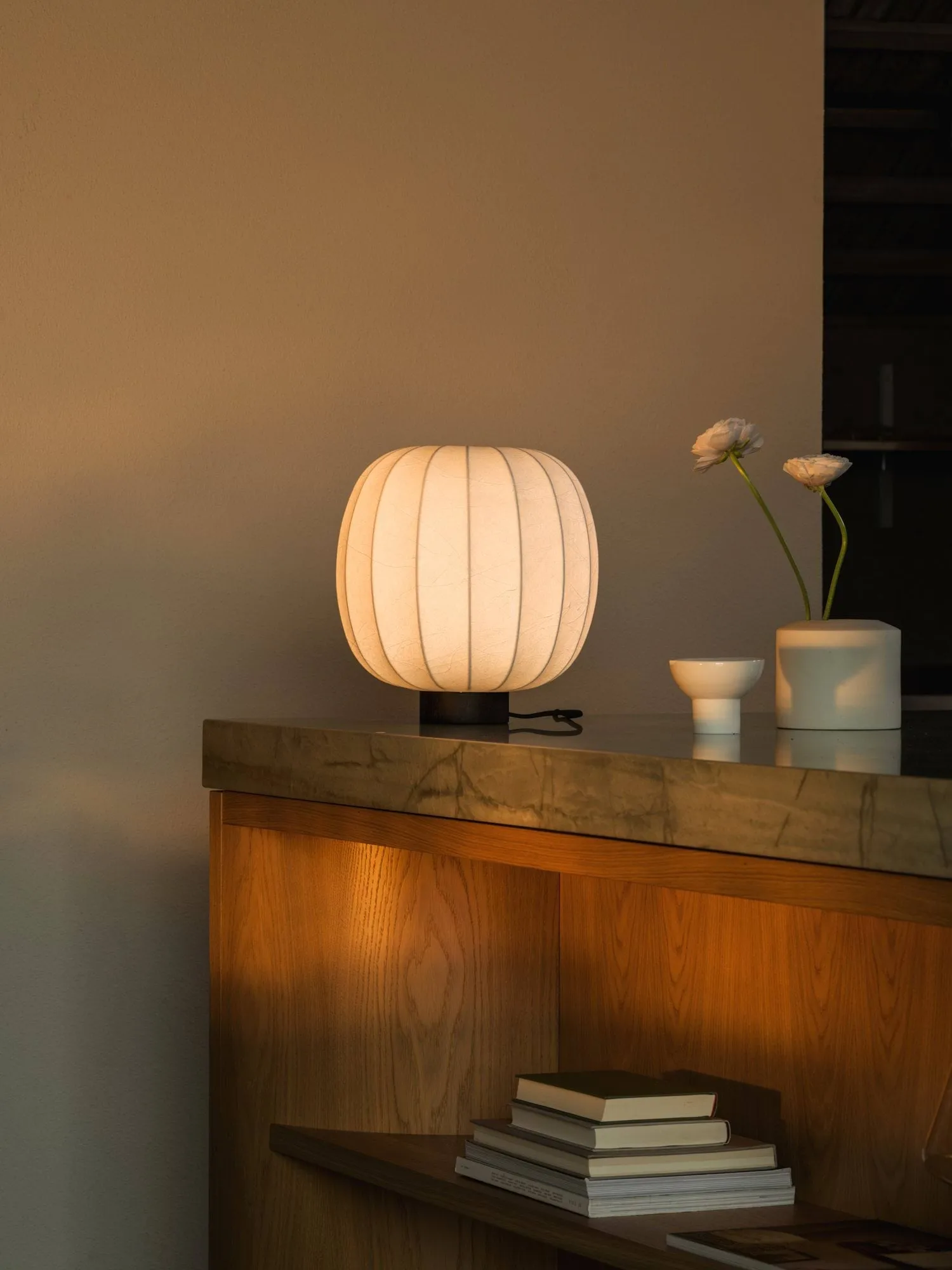 Lampa stołowa Lunari, White-Dark ash, Ø30x32 cm Watt & Veke