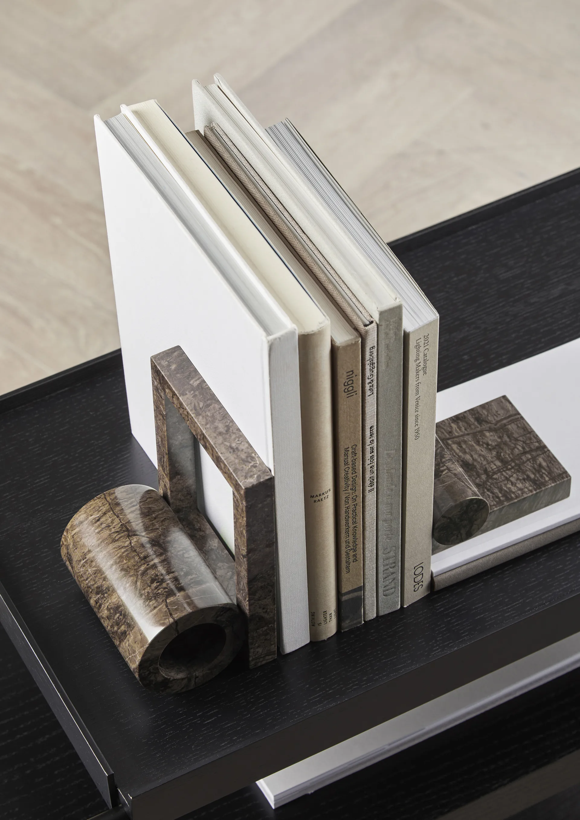 Marmurowa podpórka na książki Booknd, Brązowy Woud