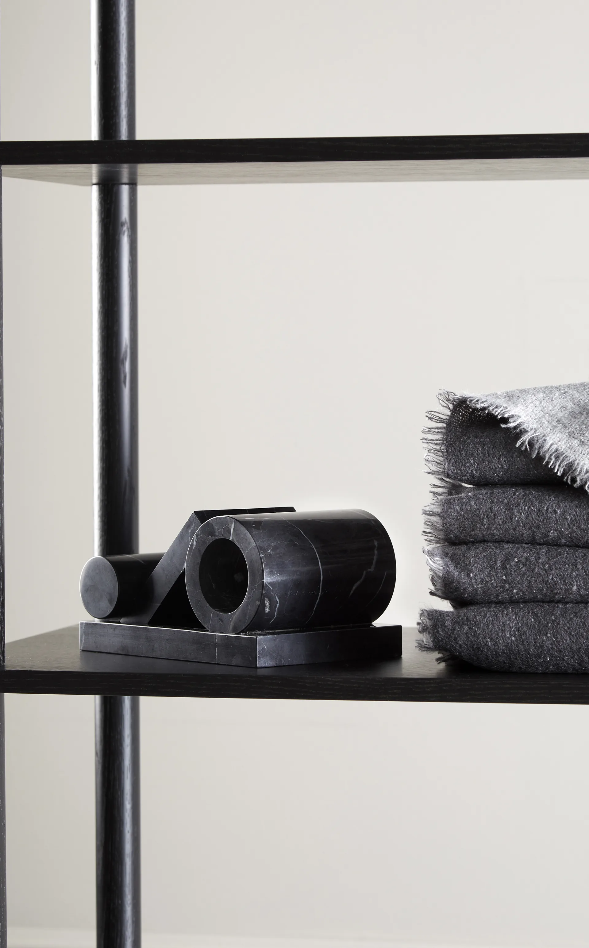 Marmurowa podpórka na książki Booknd, Czarny Woud