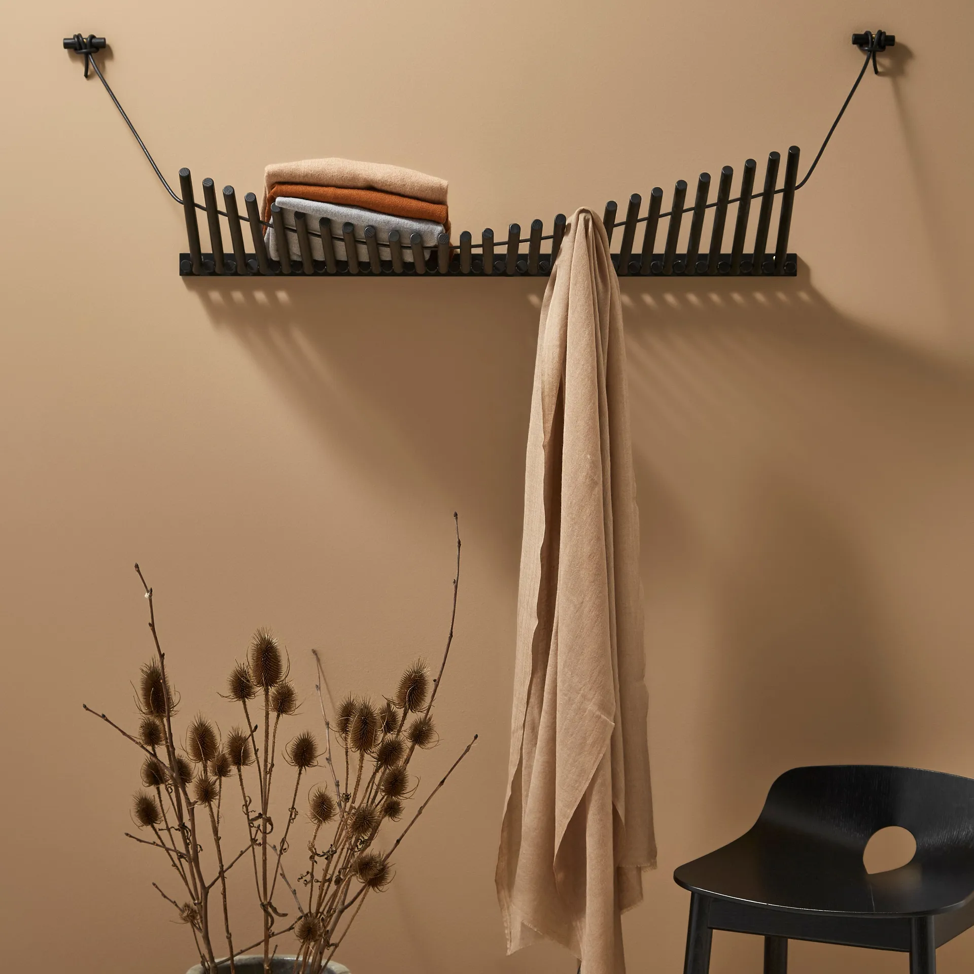 Wieszak na ubrania Knaegt, dąb malowany na czarno Woud