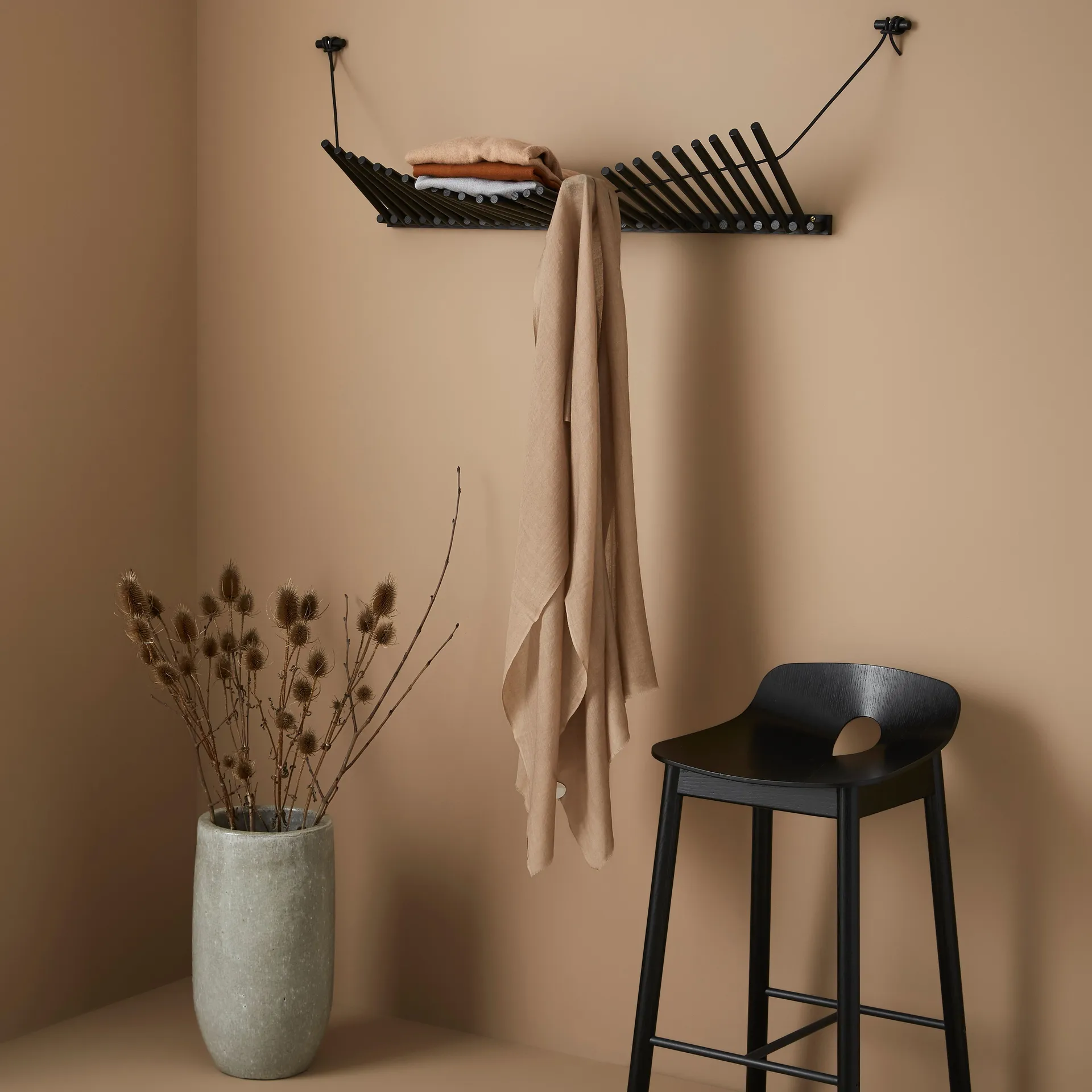 Wieszak na ubrania Knaegt, dąb malowany na czarno Woud