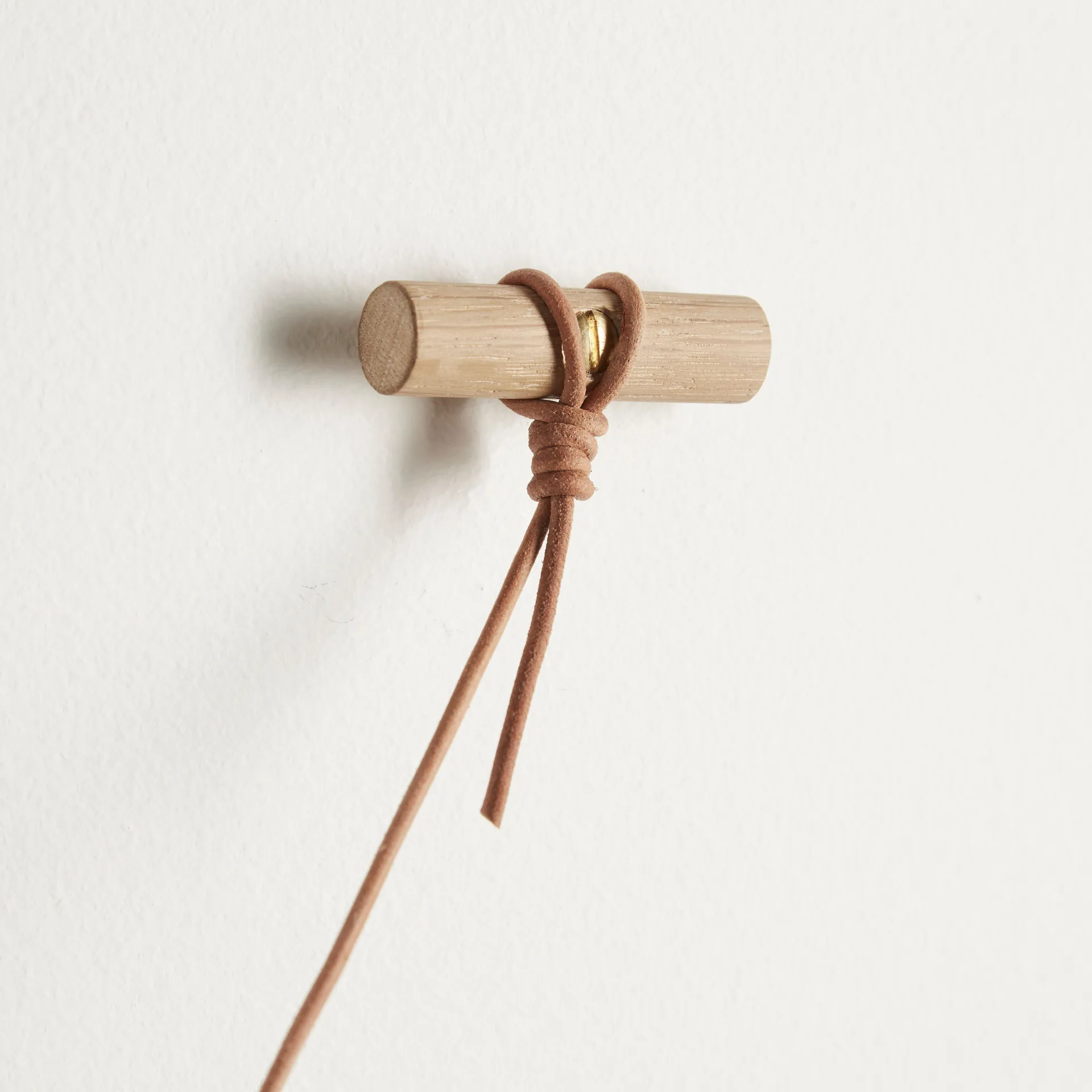 Wieszak na ubrania Knaegt, dąb z białą pigmentacją Woud