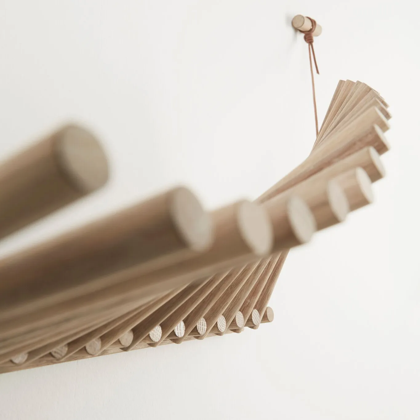 Wieszak na ubrania Knaegt, dąb z białą pigmentacją Woud