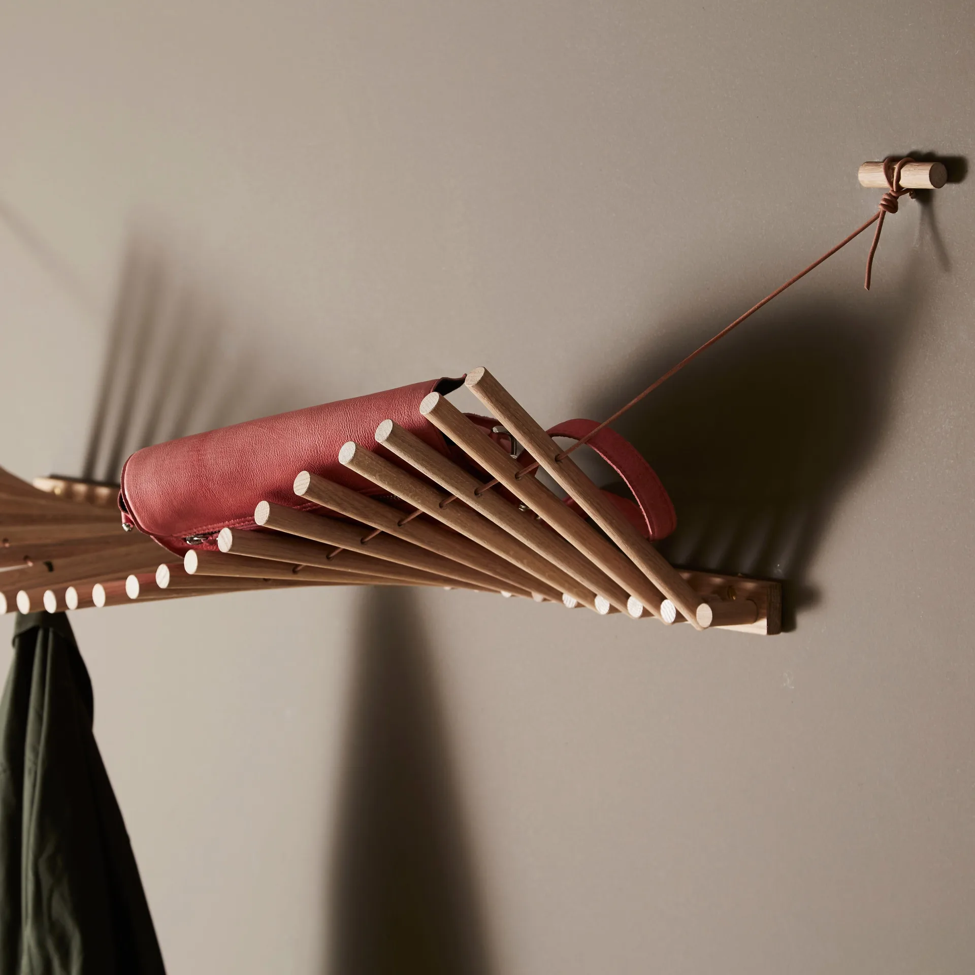 Wieszak na ubrania Knaegt, dąb z białą pigmentacją Woud