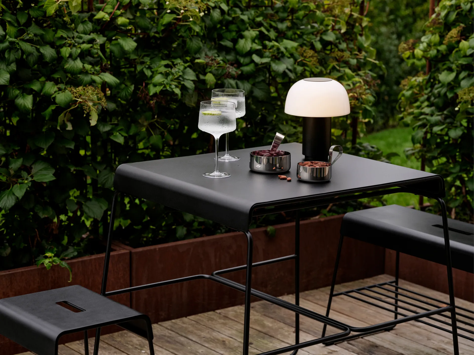 Ławka A-bench Outdoor z półką 45 cm, Black Zone Denmark