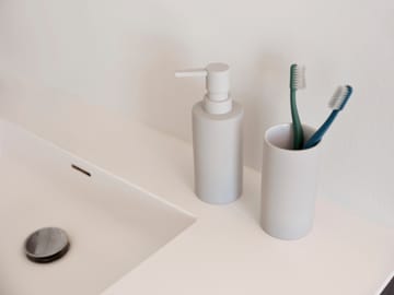 Kubek na szczoteczki do zębów Solo  - Soft Grey - Zone Denmark