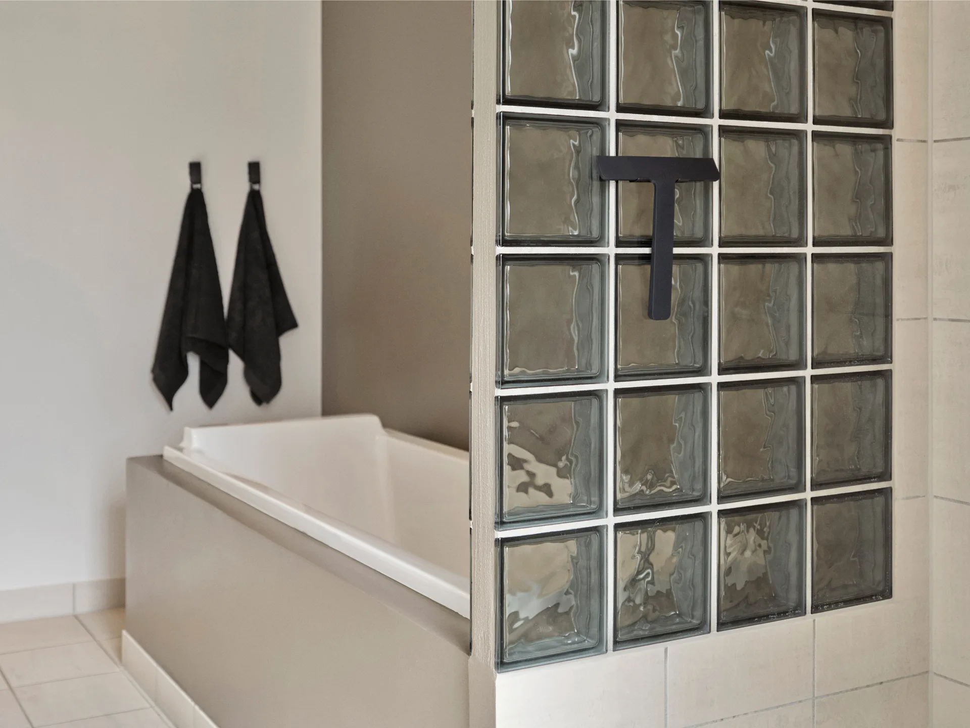 Skrobak do szyb Ume z uchwytem, Black Zone Denmark