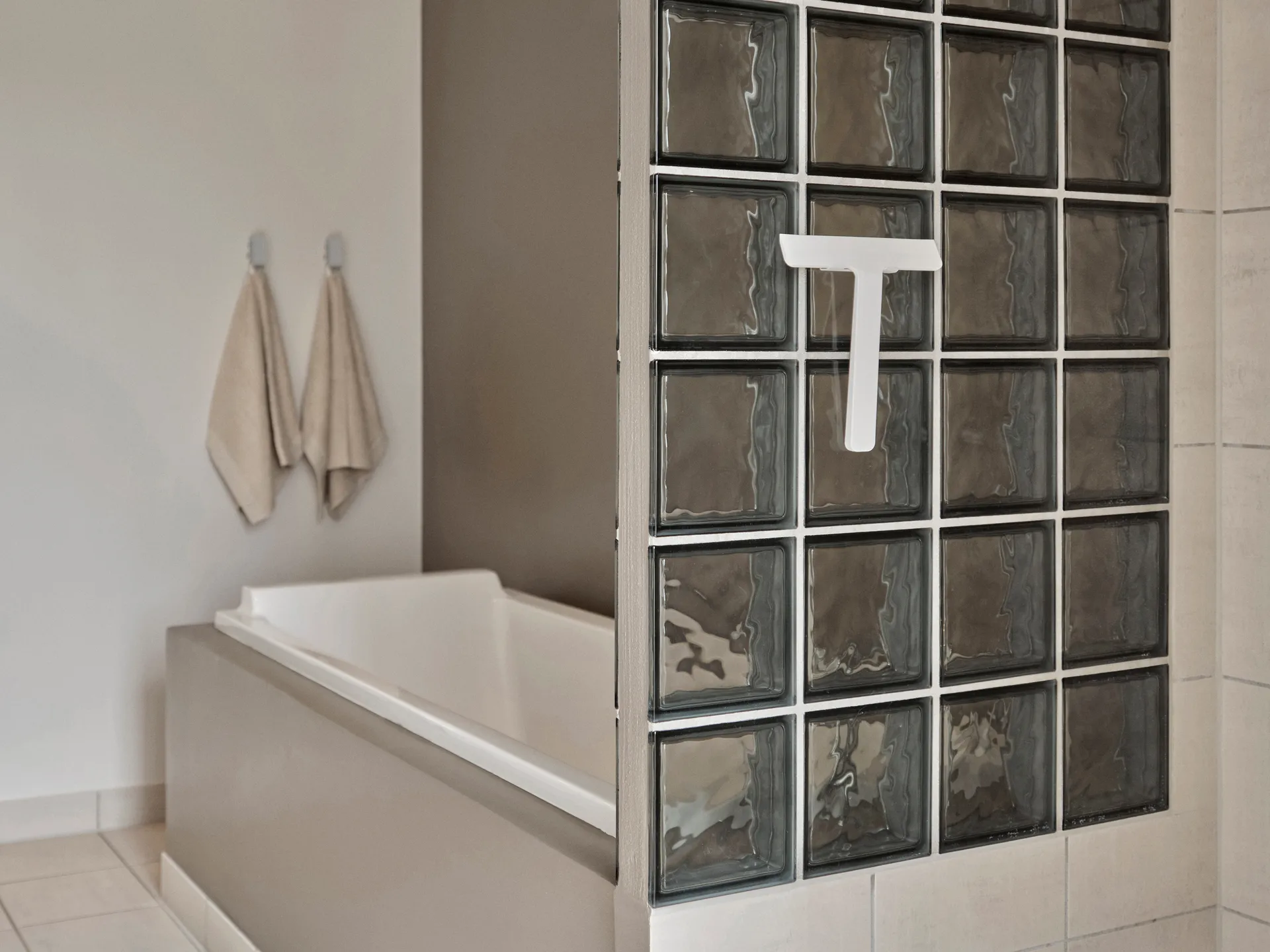 Skrobak do szyb Ume z uchwytem, White Zone Denmark