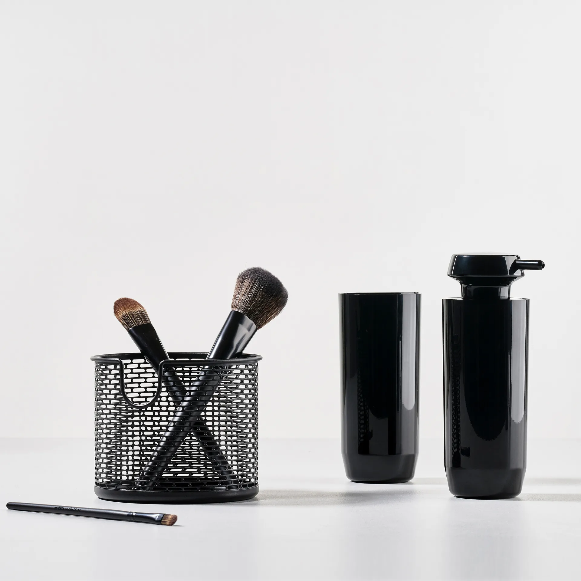 Zone Suii kubek na szczoteczki do zębów 14 cm, Black Zone Denmark