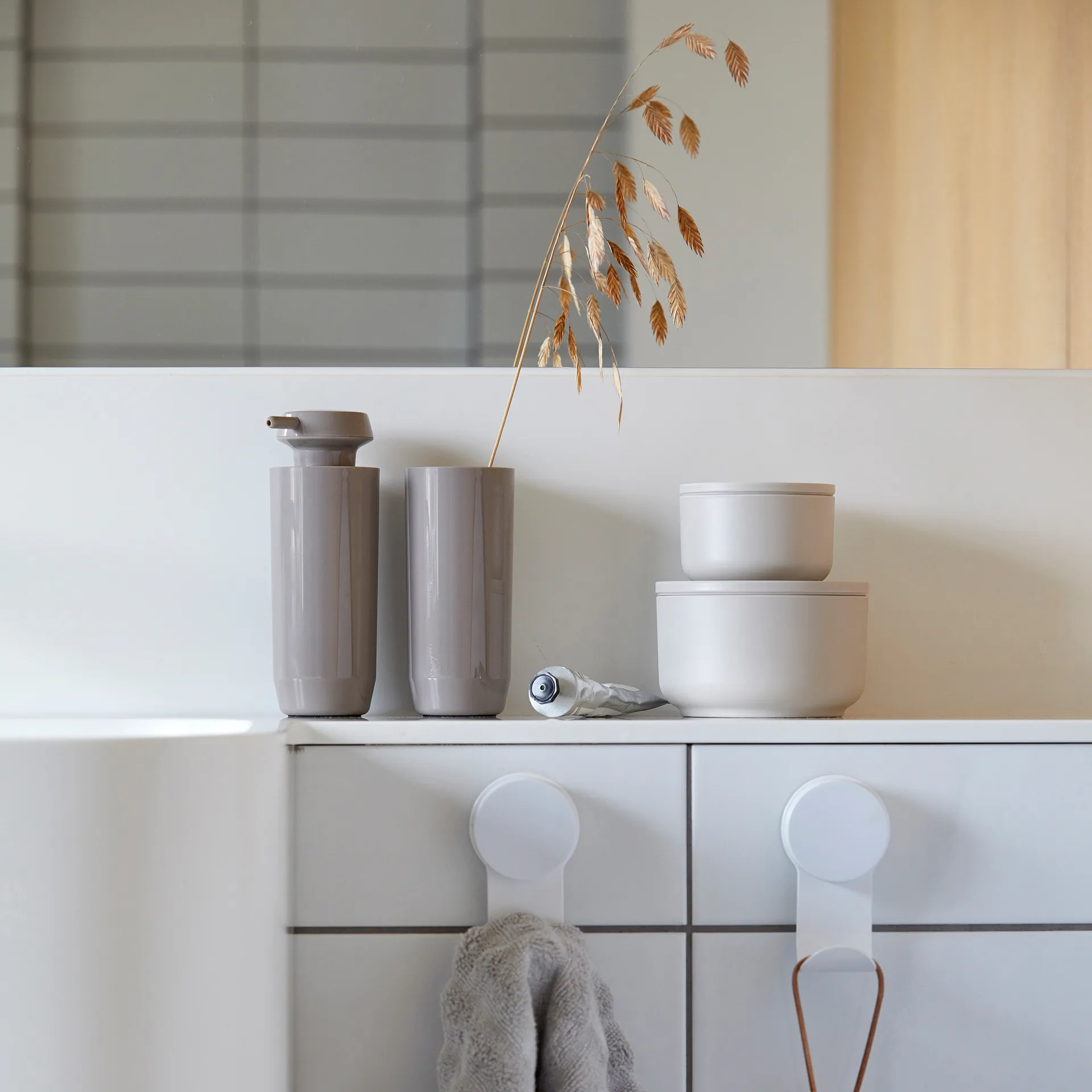 Zone Suii kubek na szczoteczki do zębów 14 cm, Taupe Zone Denmark