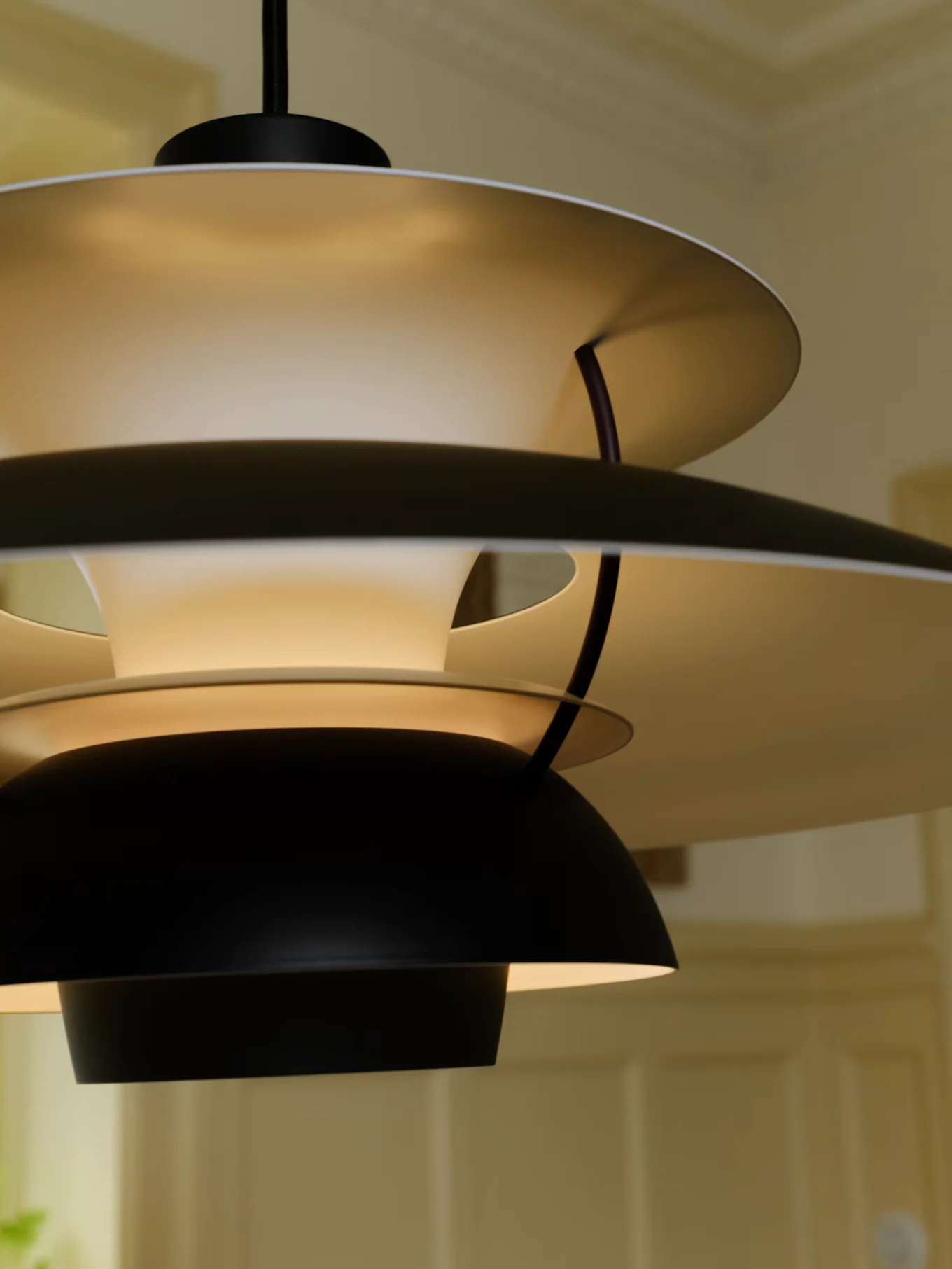 Nowoczesna, wielowarstwowa lampa wisząca z czarnymi kloszami zewnętrznymi i jasnymi wewnętrznymi, podświetlona od środka.