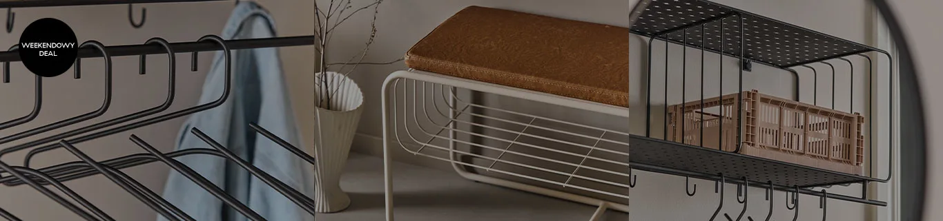 Różne elementy wyposażenia wnętrz: czarne wieszaki, biała ławka z brązową poduszką, czarna półka z koszem. Widoczny napis 'WEEKENDOWY DEAL'.