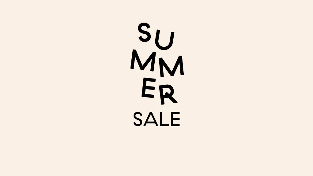 Tekst "SUMMER SALE", gdzie "SUMMER" jest ułożone pionowo i przekrzywione, a "SALE" poniżej.