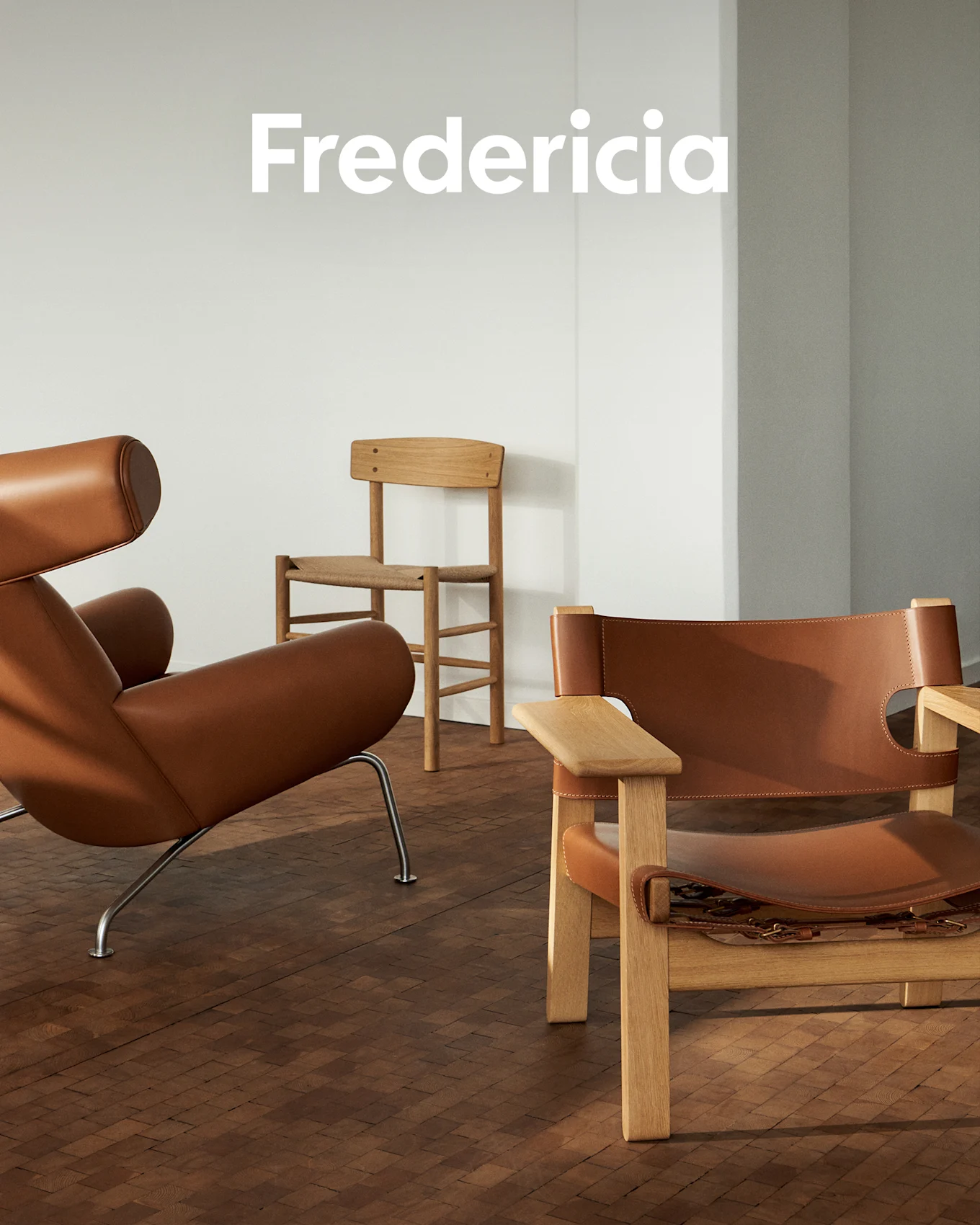 Logo Fredericia. Trzy designerskie krzesła: brązowy skórzany fotel, pleciony drewniany, jasny drewniany ze skórą.