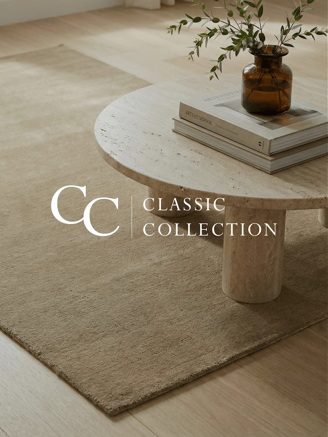 Jasnobrązowy dywan na drewnianej podłodze, stolik kawowy z trawertynu z książkami i wazonem z zielonymi gałęziami. Tekst: 'CC CLASSIC COLLECTION'.