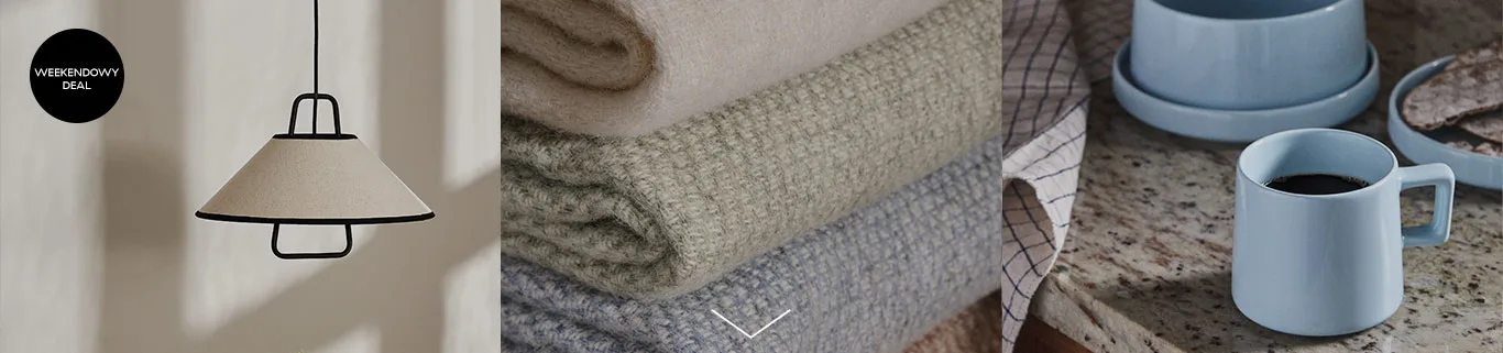 Weekendowa promocja: kremowa lampa wisząca, stos miękkich koców w odcieniach beżu, zieleni i błękitu oraz niebieski kubek z kawą.