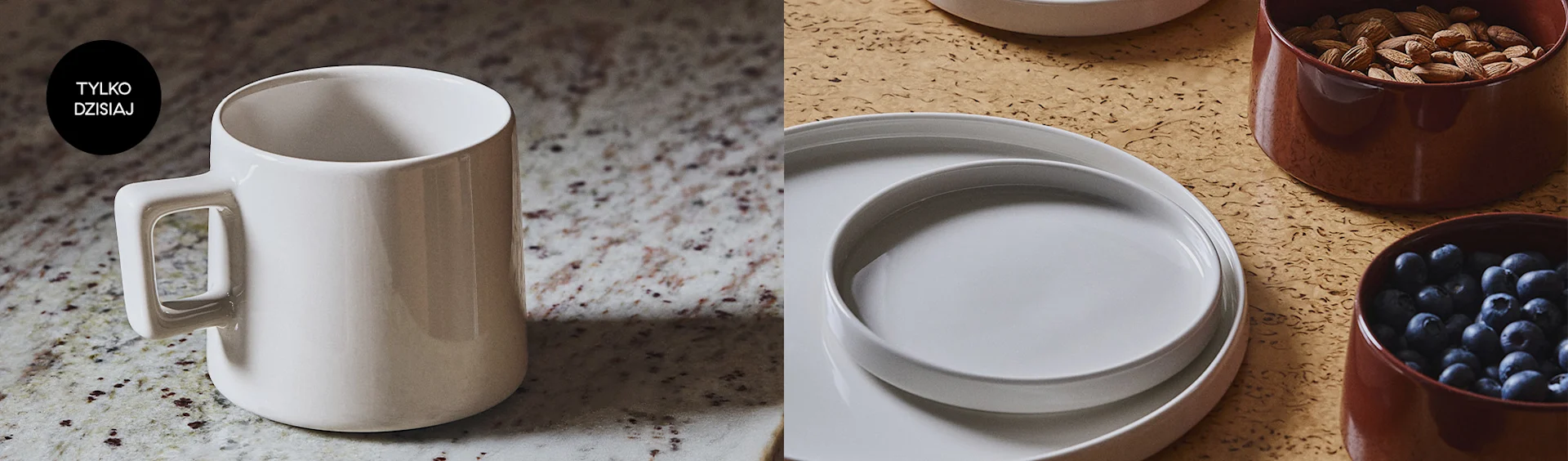 Biały ceramiczny kubek, stos białych naczyń, brązowa miska z migdałami i miska z borówkami. Na kubku napis 'TYLKO DZISIAJ'.