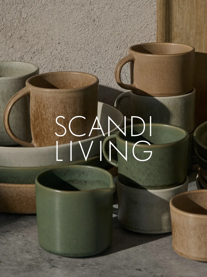 Kolekcja ceramicznych kubków i naczyń w odcieniach ziemi, niektóre ułożone w stos, z napisem 'SCANDI LIVING'.