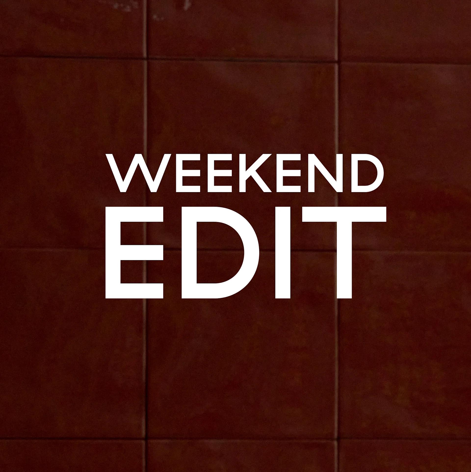Dwa krzesła z plecionymi siedziskami, jedno z jasnego drewna, drugie czarne, na drewnianej podłodze. Tekst: "Weekend Edit, Do 50%"
