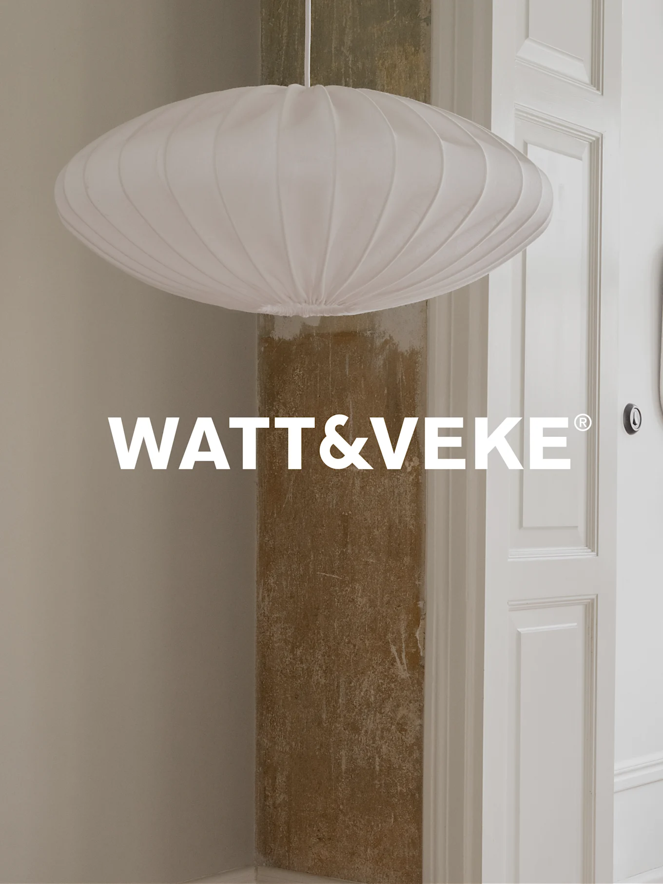 Biała, plisowana, owalna lampa wisząca w pokoju, z logo WATT&VEKE.