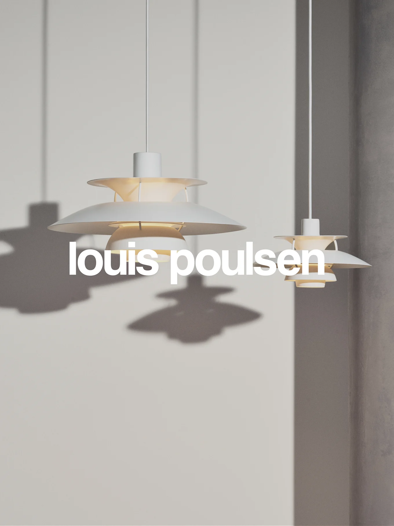 Dwie białe, warstwowe lampy wiszące na jasnoszarej ścianie, z tekstem 'louis poulsen'.
