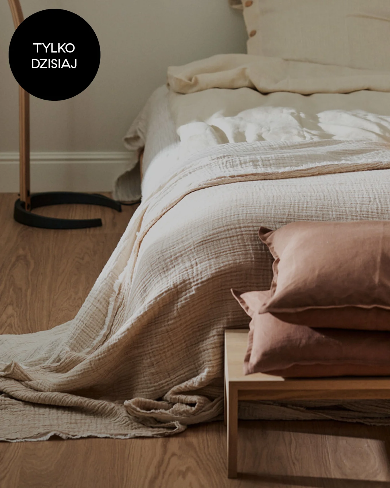 Beżowa, teksturowana pościel i dwie rdzaworóżowe poduszki na stoliku. Oznaczenie 'TYLKO DZISIAJ'.
